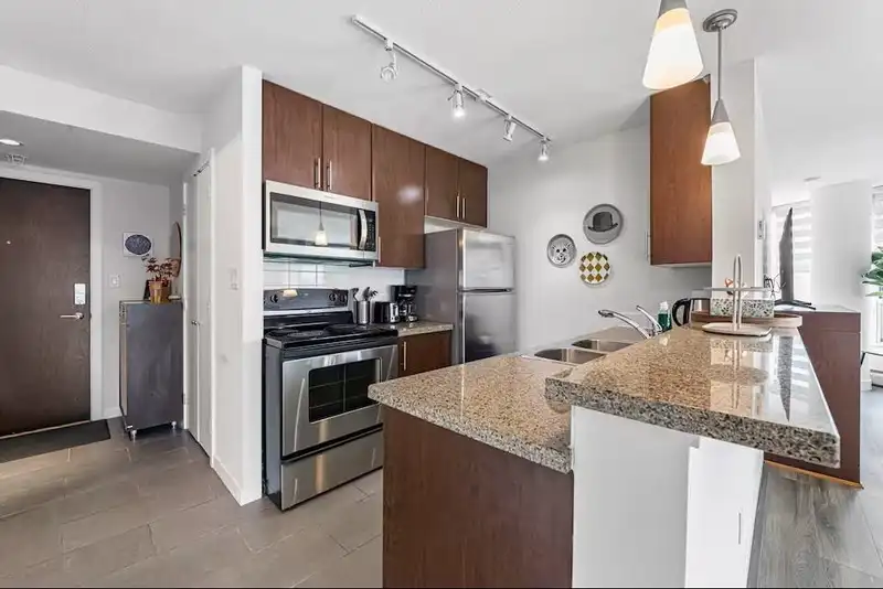 1102 58 KEEFER PLACE - photo 3 of 19