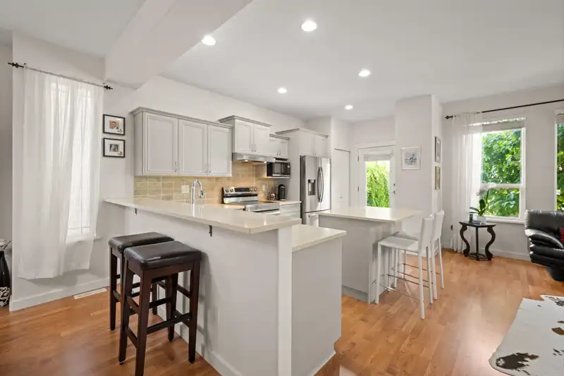 15175 61 AVENUE - photo 4 of 40