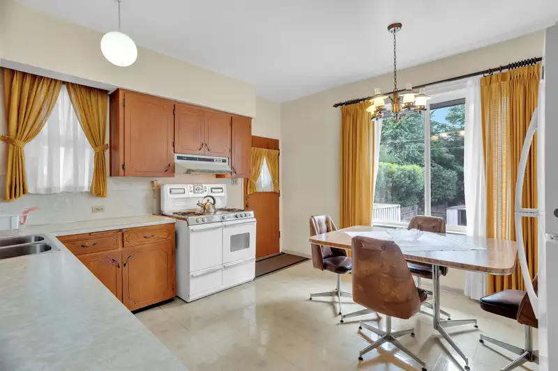 2206 MUSQUEAMVIEW STREET - photo 3 of 23