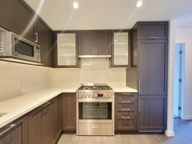 106 5515 BOUNDARY ROAD - photo 2 of 14
