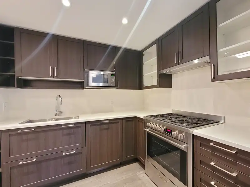 106 5515 BOUNDARY ROAD - photo 3 of 14