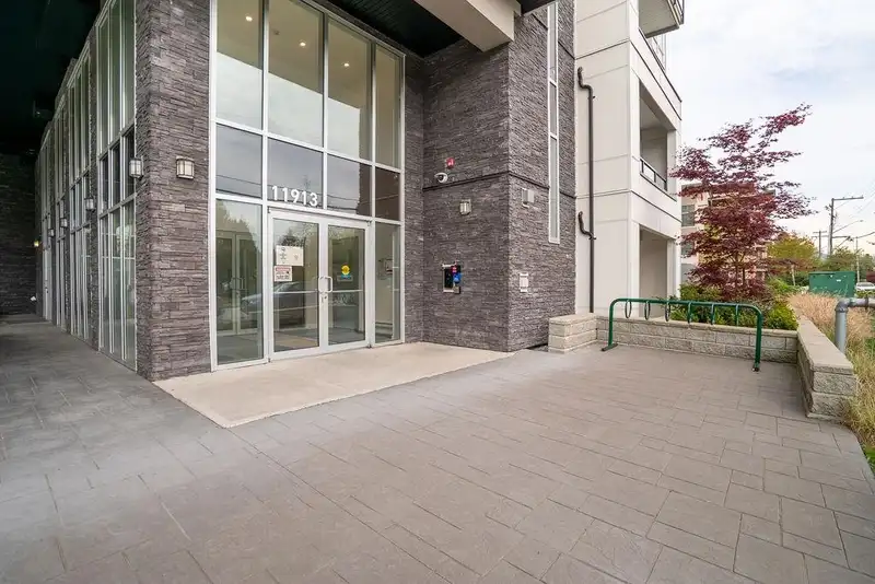 208 11913 BURNETT STREET - photo 4 of 40