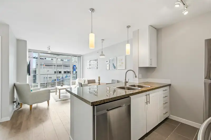 903 688 ABBOTT STREET - photo 2 of 26