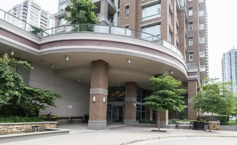 1005 1155 THE HIGH STREET - photo 2 of 16