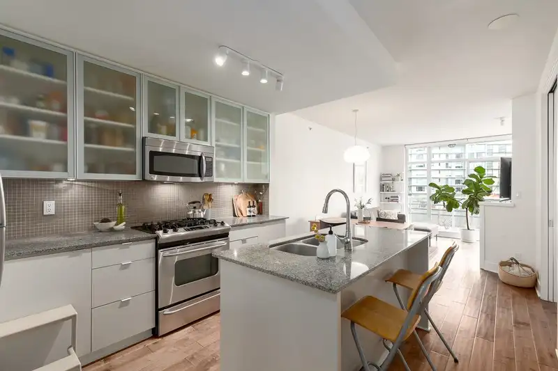 412 298 E 11TH AVENUE - photo 4 of 27