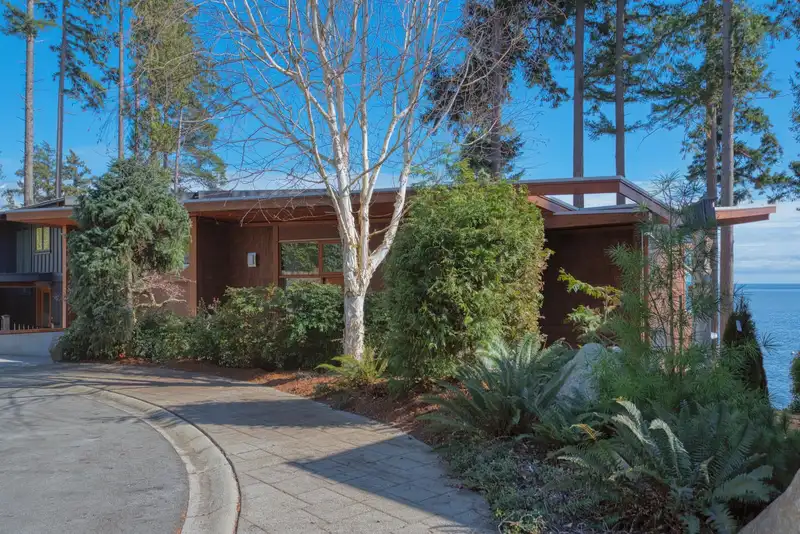 6085 SILVERSTONE LANE - photo 3 of 40