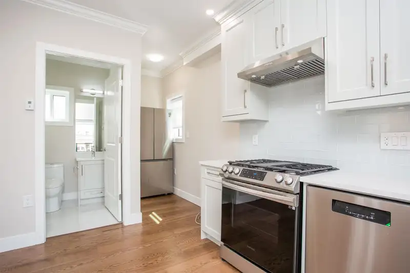 2028 E 42ND AVENUE - photo 4 of 28