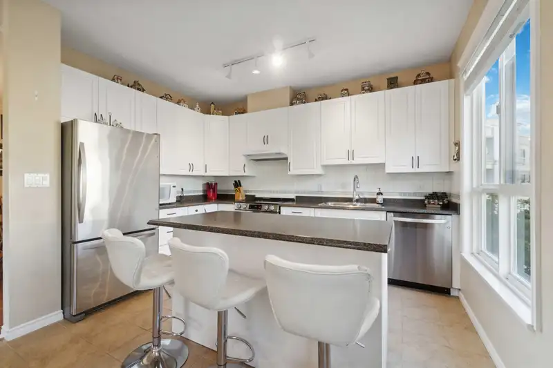339 3098 GUILDFORD WAY - photo 2 of 40