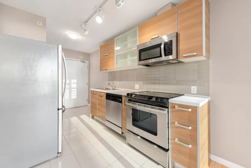 1805 9981 WHALLEY BOULEVARD - photo 2 of 25