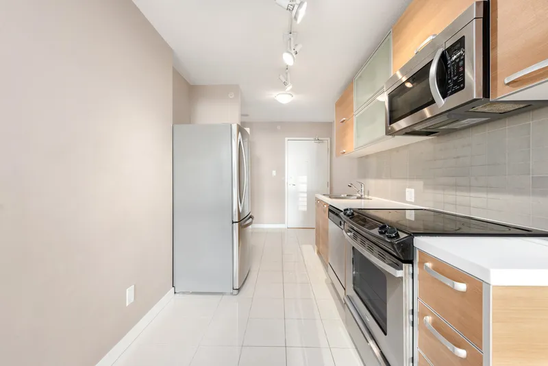 1805 9981 WHALLEY BOULEVARD - photo 3 of 25