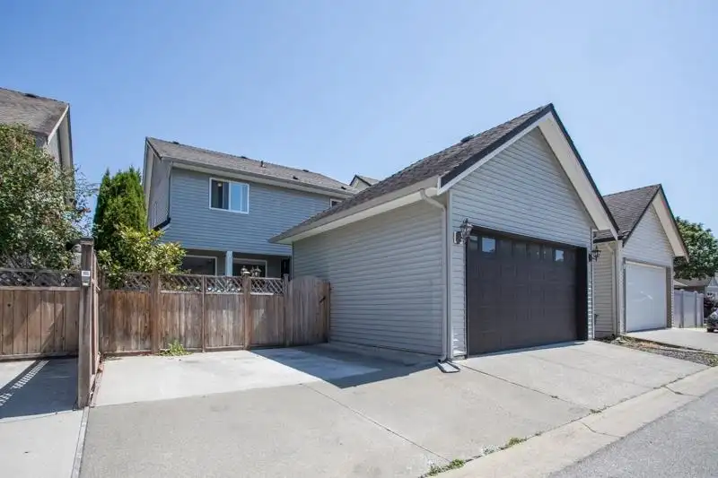 7015 195 STREET - photo 3 of 20