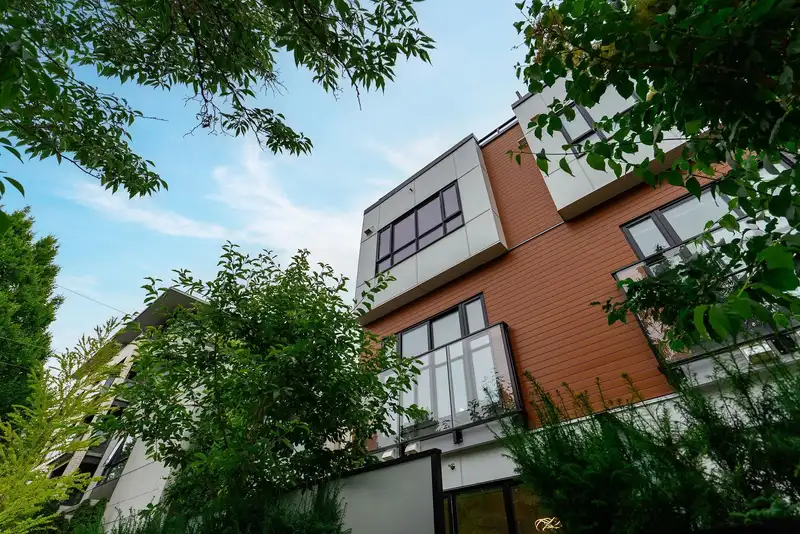 18 520 W 28TH AVENUE - photo 1 of 24