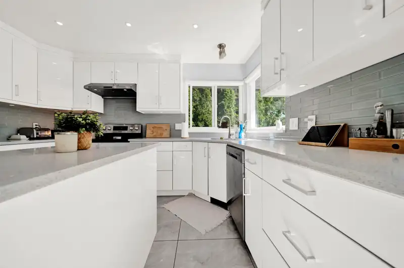 1953 158A STREET - photo 4 of 34