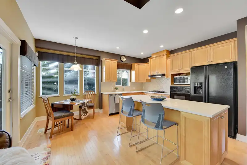42 18088 8 AVENUE - photo 3 of 40