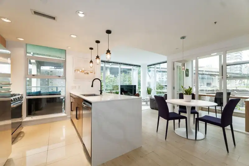 305 638 BEACH CRESCENT - photo 2 of 40