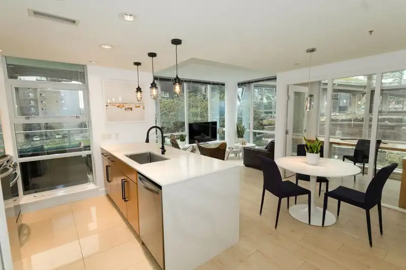 305 638 BEACH CRESCENT - photo 3 of 40