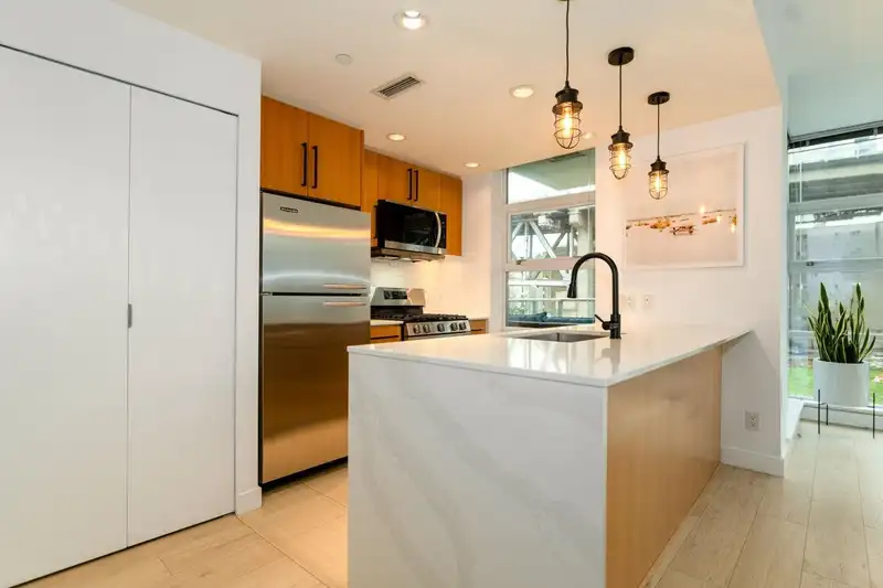 305 638 BEACH CRESCENT - photo 4 of 40