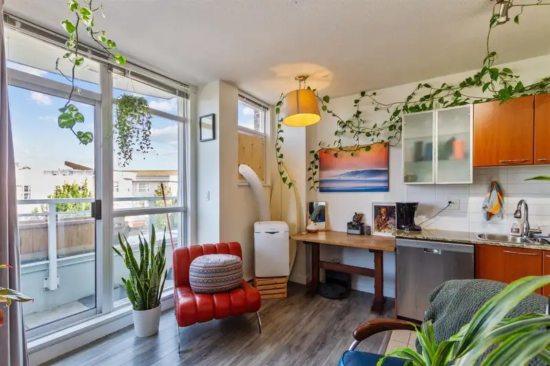 351 1432 KINGSWAY - photo 1 of 18