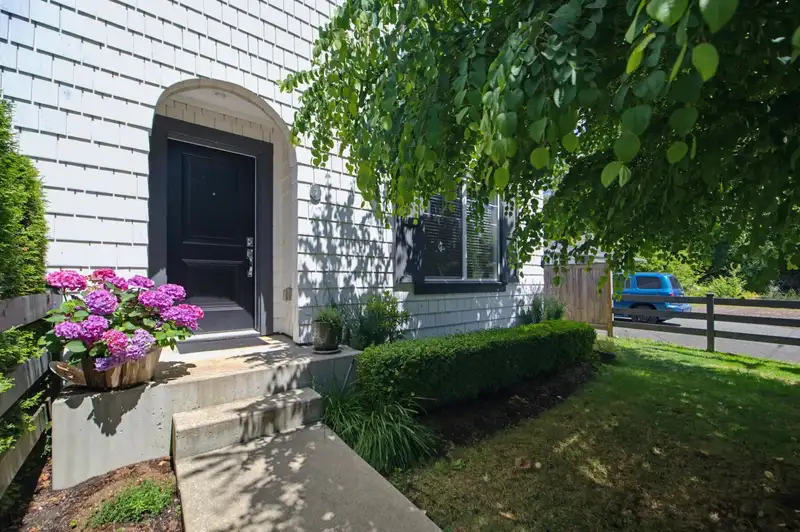 7 16357 15 AVENUE - photo 3 of 40