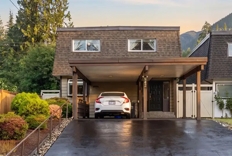 942 MONTROYAL BOULEVARD - photo 1 of 26