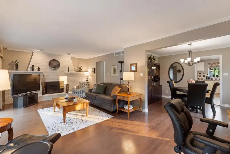 942 MONTROYAL BOULEVARD - photo 4 of 26