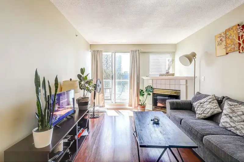 1207 9830 WHALLEY BOULEVARD - photo 4 of 26
