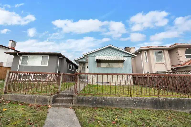 4445 PARKER STREET - photo 3 of 40