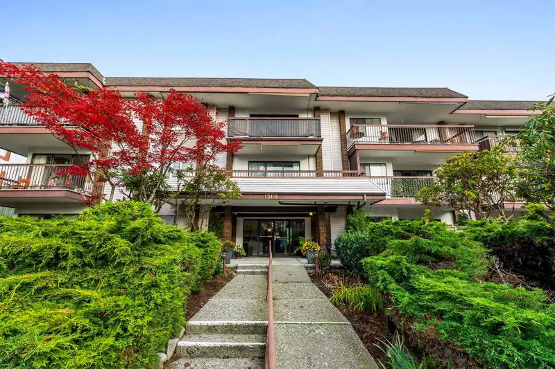 304 1360 MARTIN STREET - photo 1 of 33
