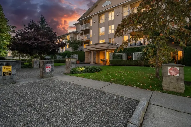 203 13733 74 AVENUE - photo 2 of 16