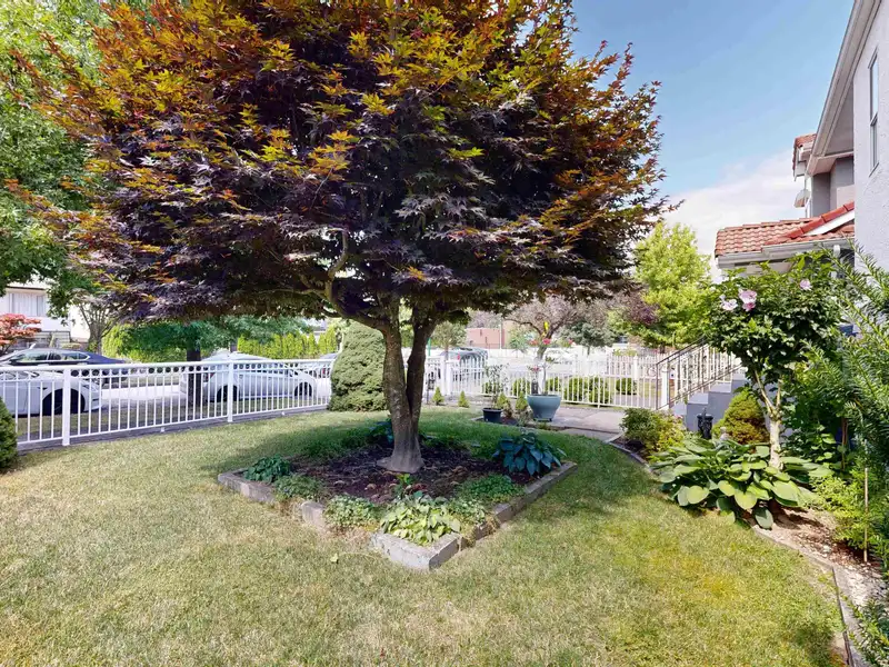 1122 ROSSLAND STREET - photo 2 of 40