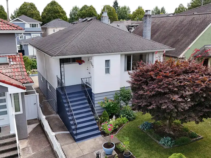 1122 ROSSLAND STREET - photo 3 of 40