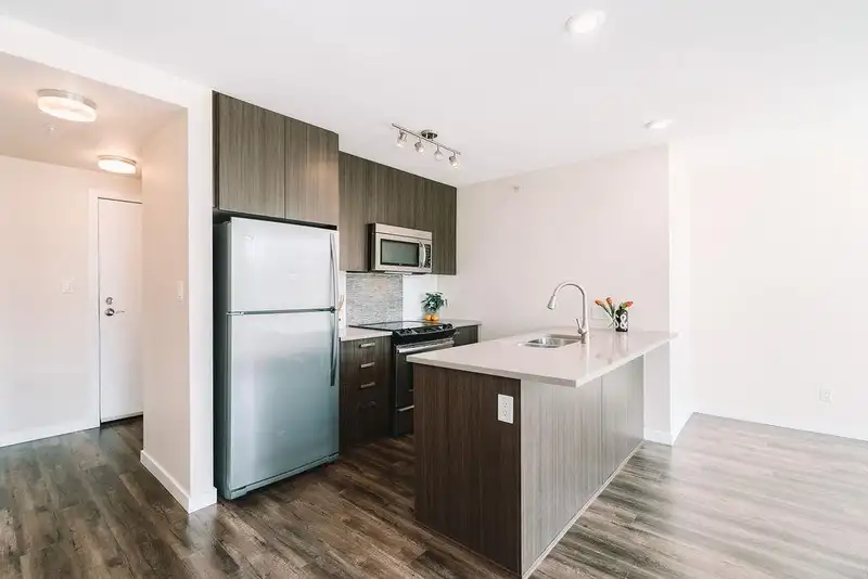 215 13325 102A AVENUE - photo 4 of 35