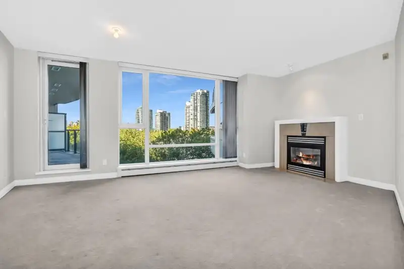 612 1383 MARINASIDE CRESCENT - photo 2 of 22