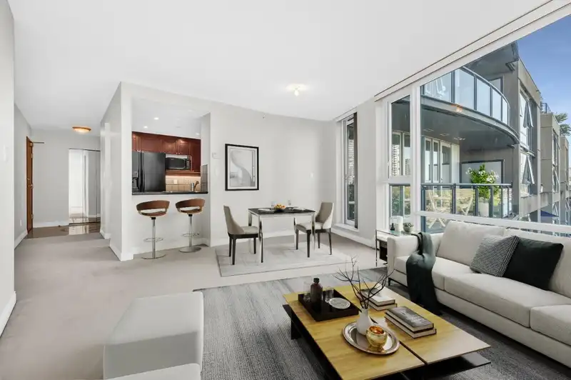 612 1383 MARINASIDE CRESCENT - photo 3 of 22