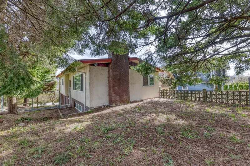 3302 E 5TH AVENUE - photo 2 of 14