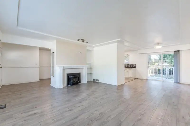 760 GROVER AVENUE - photo 3 of 24