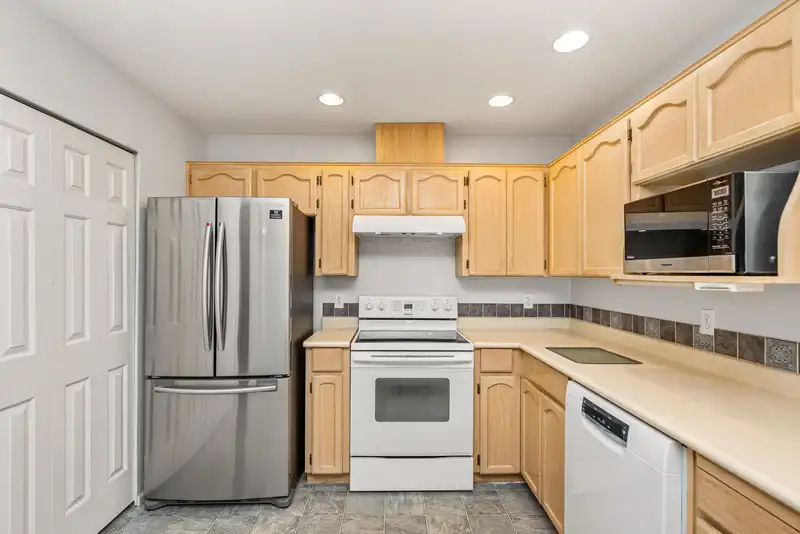 34 19649 53 AVENUE - photo 3 of 37