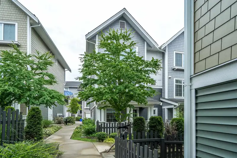 63 20180 84 AVENUE - photo 2 of 35