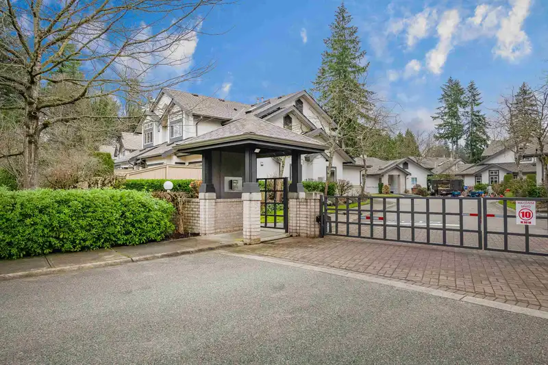 33 3387 KING GEORGE BOULEVARD - photo 2 of 40