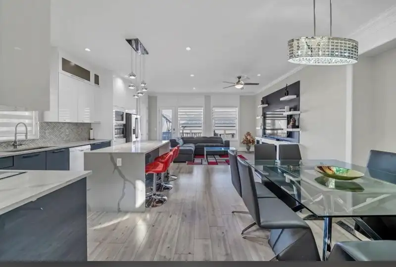 14039 59A AVENUE - photo 3 of 19