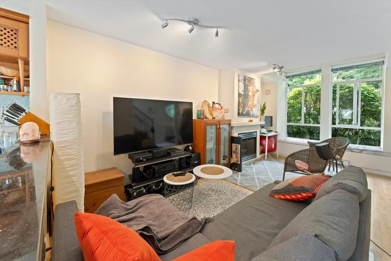 6878 VILLAGE GREEN - photo 4 of 25