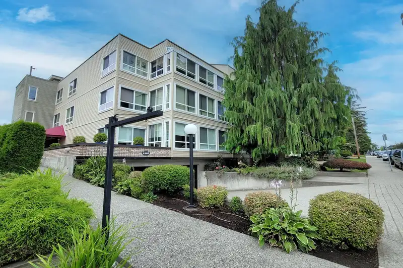 304 1467 MARTIN STREET - photo 1 of 21