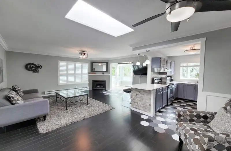 304 1467 MARTIN STREET - photo 3 of 21
