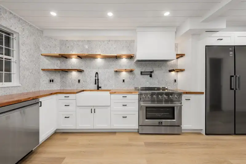 318 2238 KINGSWAY - photo 1 of 17