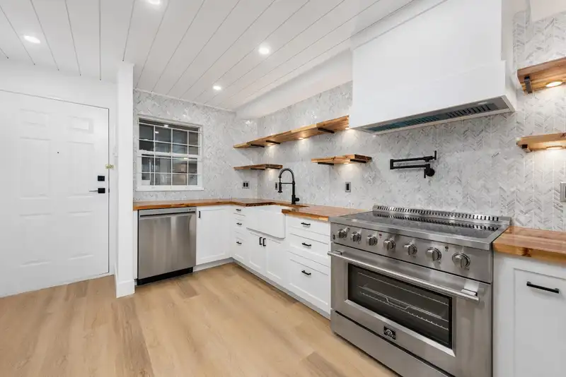 318 2238 KINGSWAY - photo 2 of 17