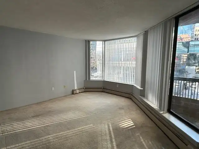 505 950 DRAKE STREET - photo 1 of 6