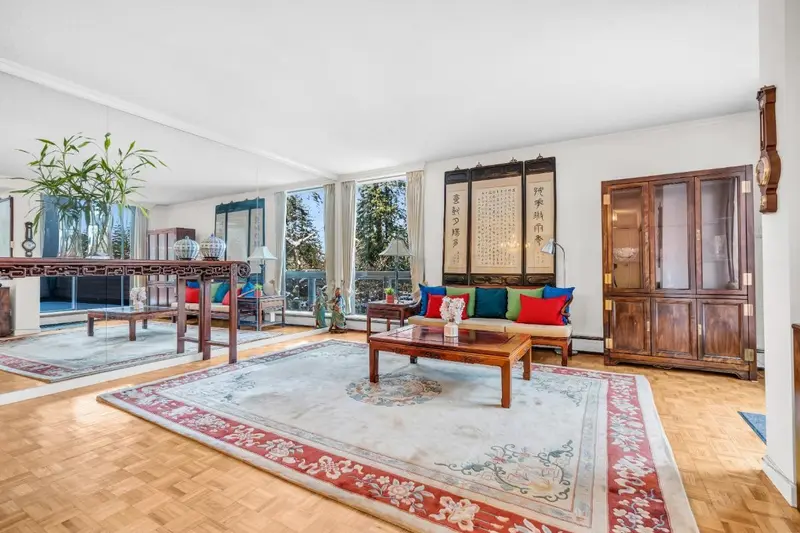 512 4900 CARTIER STREET - photo 3 of 25