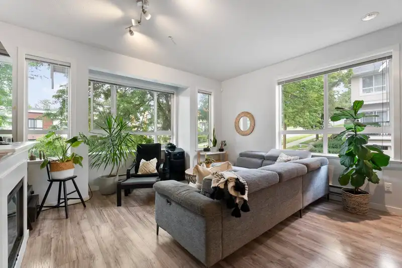 24 20159 68 AVENUE - photo 1 of 36