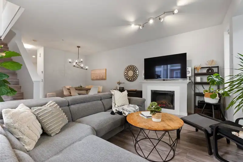 24 20159 68 AVENUE - photo 3 of 36