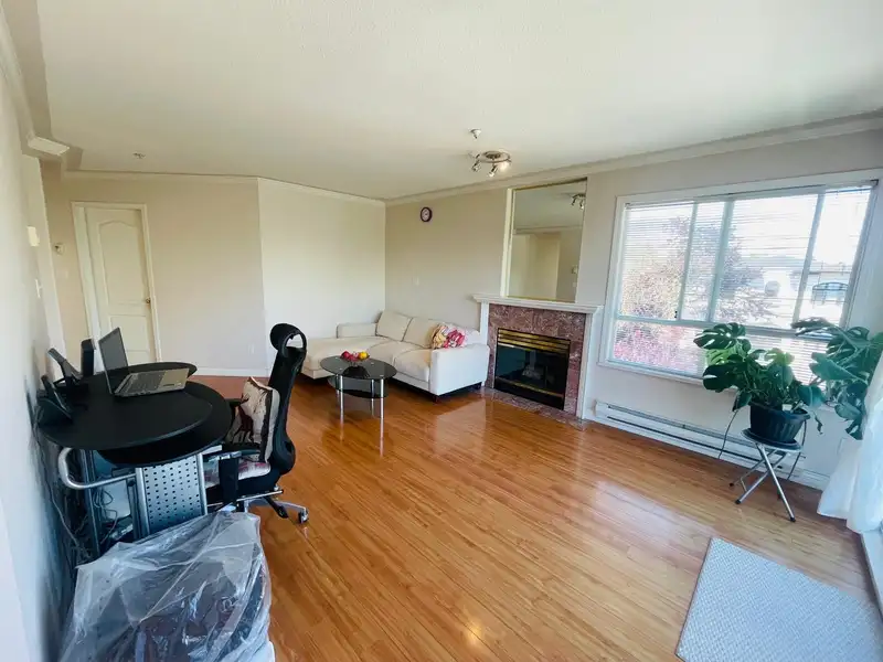 302 2288 NEWPORT AVENUE - photo 4 of 15